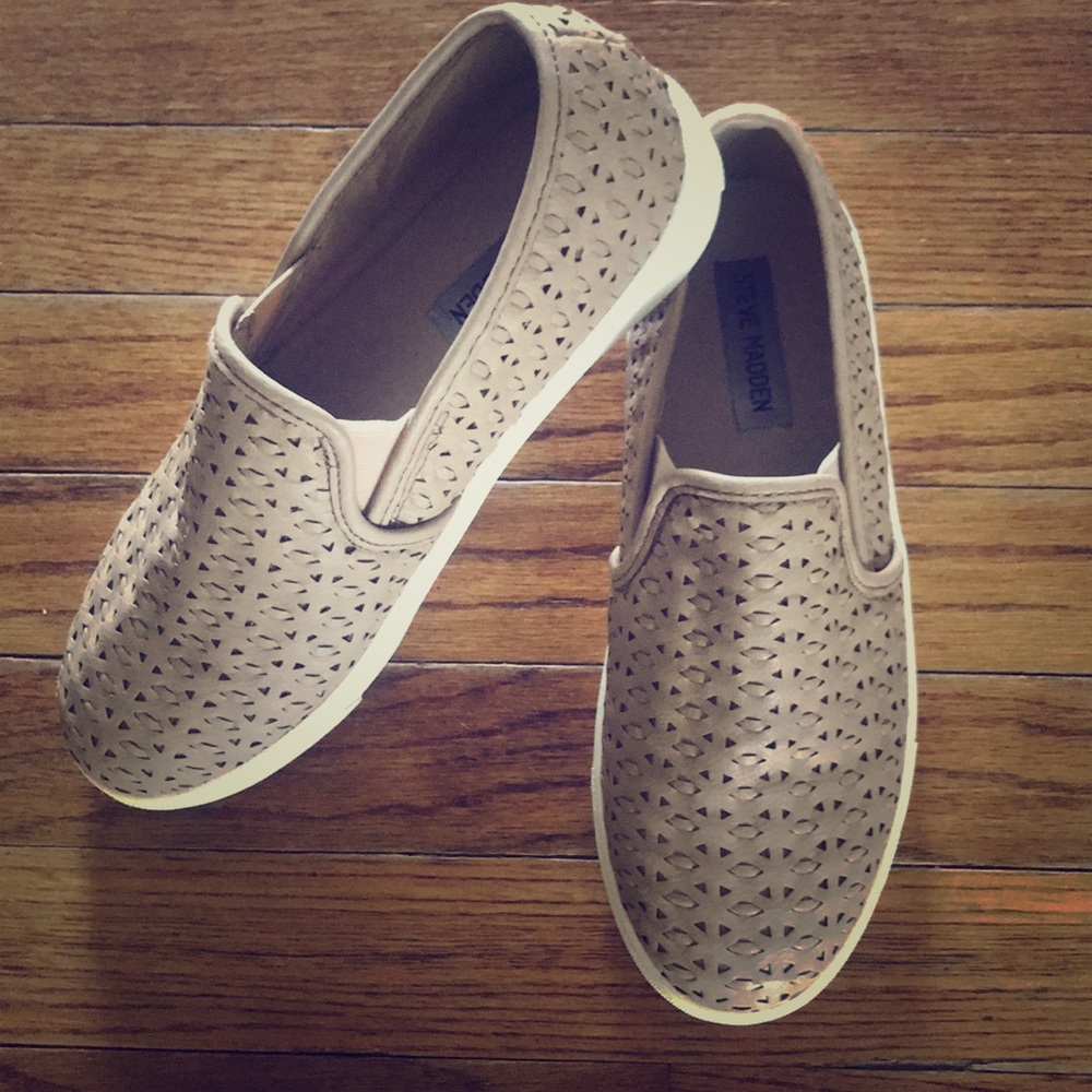 Steve Madden beige slip-on sneaker
